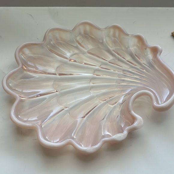 Duncan & Miller Sanibel Pink Opalescent Shell Shaped Dish - Picture 2 of 8